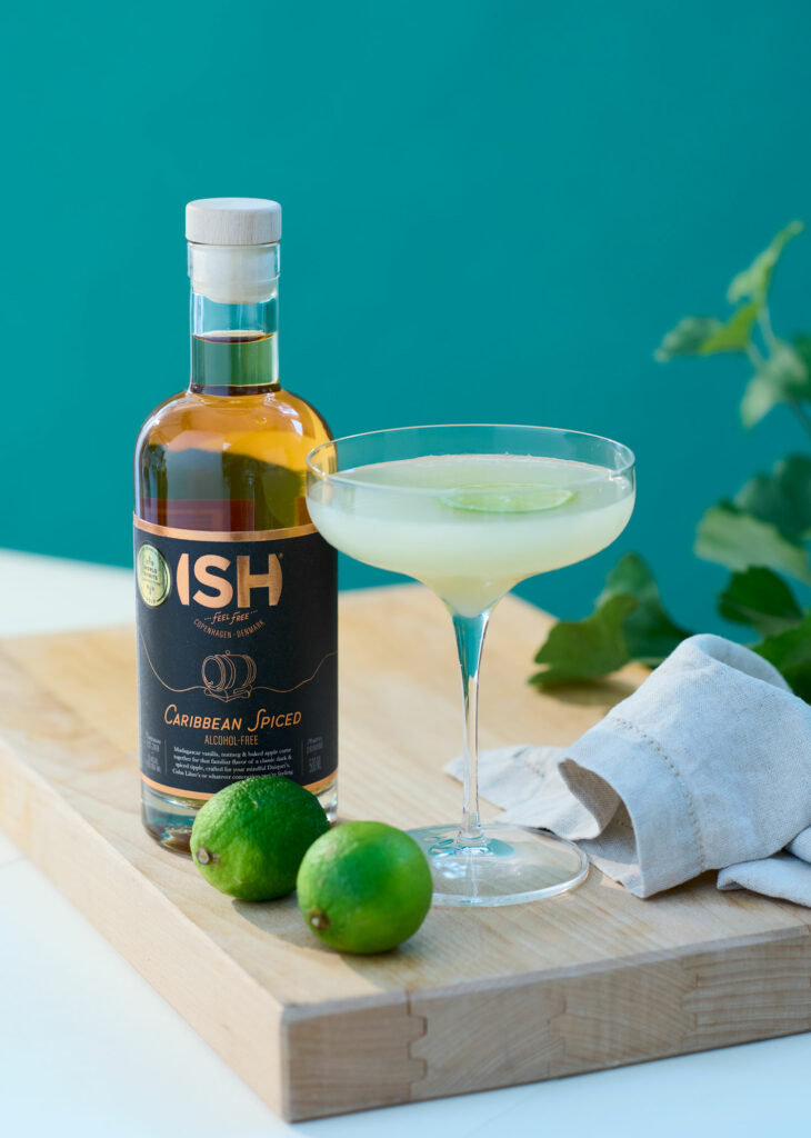 Butelka bezalkoholowego Ish Rum Caribbean, który podany jest jako drink nie zawierający alkoholu z limonką. 