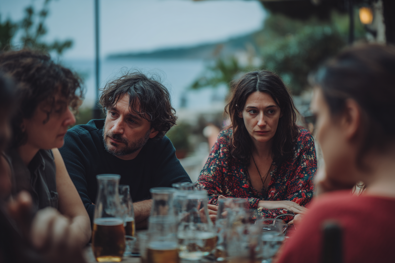 Zdjęcie z osobami pijącymi alkohol przy stole. To zdjęcie jest w artykule na temat picia w Polsce, gdzie mówimy o skutkach.