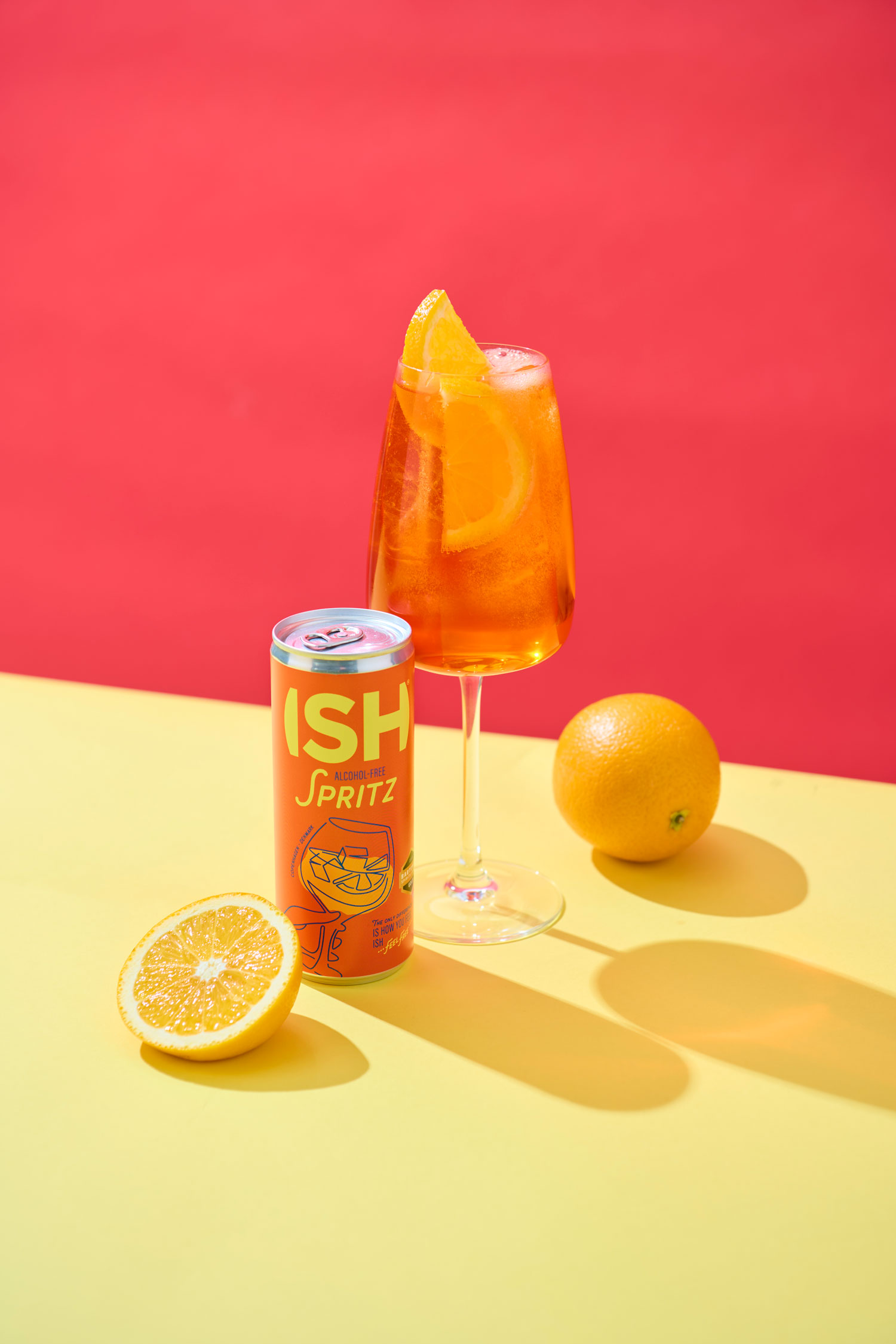 ISH Spritz – bezalkoholowy drink premium 0% z pomarańczą i lodem w kieliszku