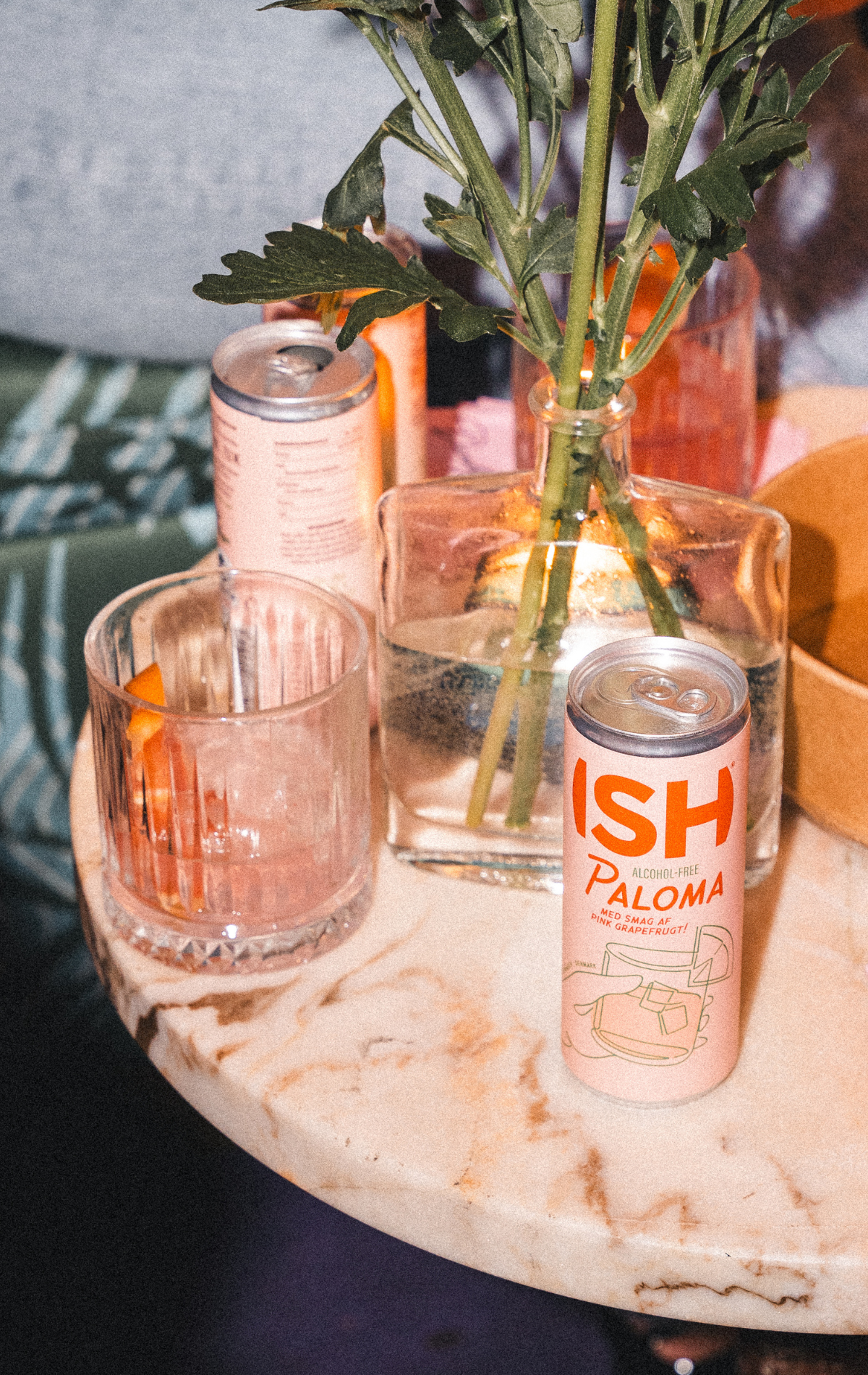 ISH Paloma – koktajl bezalkoholowy 0% z różowym grejpfrutem w stylowej aranżacji przy stoliku